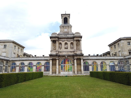CYRIL KONGO HONOURS HEALTH-CARE WORKERS WITH PAINTING AT PARIS HOSPITAL